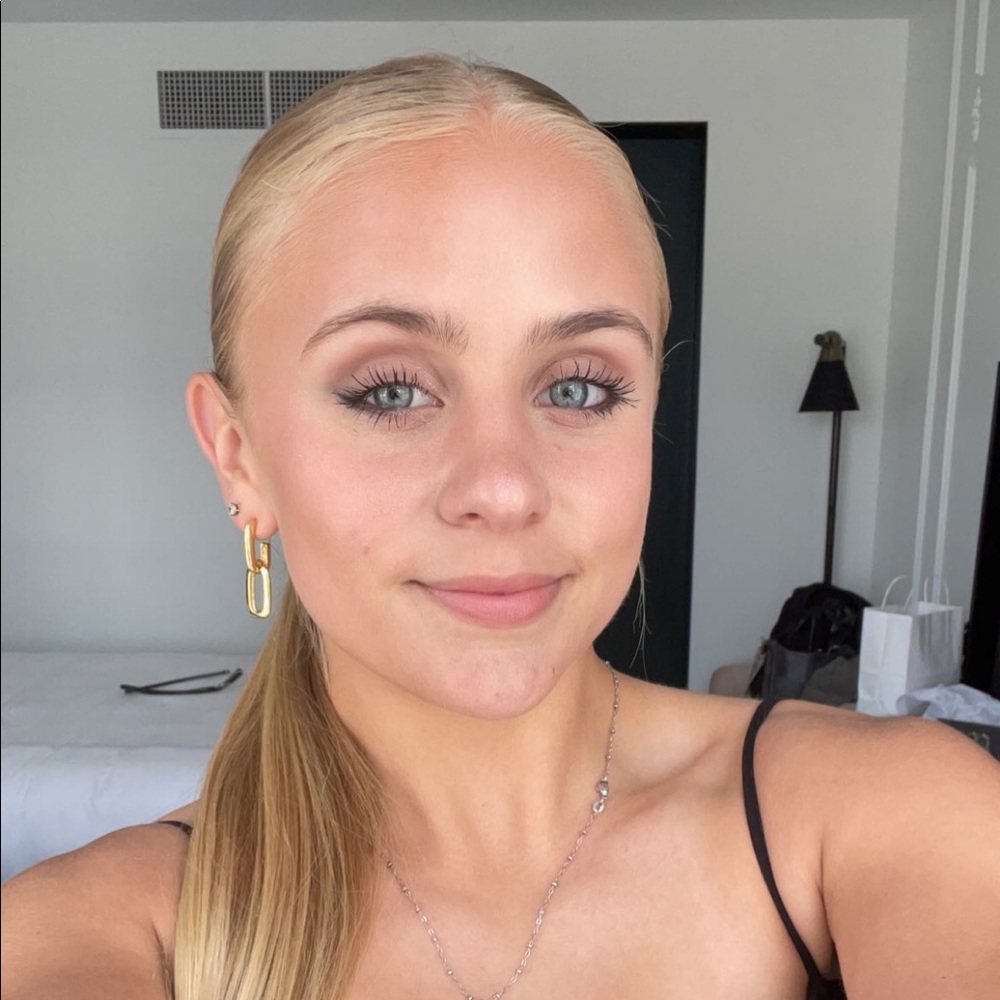 Meet your Posher, Brooke